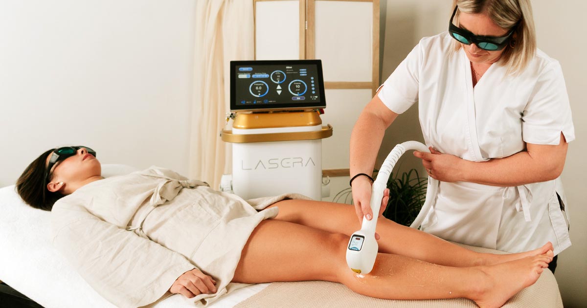 réalisation d'une épilation définitive des jambes par une esthéticienne équipée du laser Lasera v2