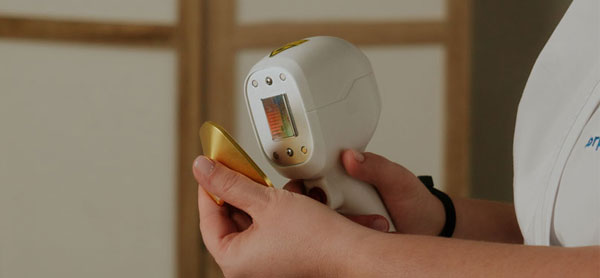 manipulation de la pièce à main du laser diode pour adapter la taille de spot